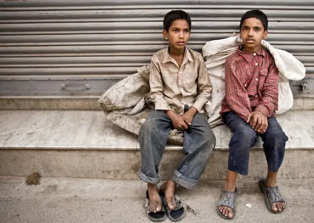 Two boys in Kathmandu (picture taken with Canon EOS 1D Mark III and Canon EF 16-35mm F2.8 L USM)