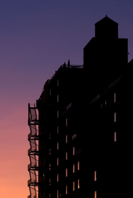 Siluette of a typical New York building (picture taken with Canon EOS 1D Mark III and Canon EF 135mm F2 L USM )