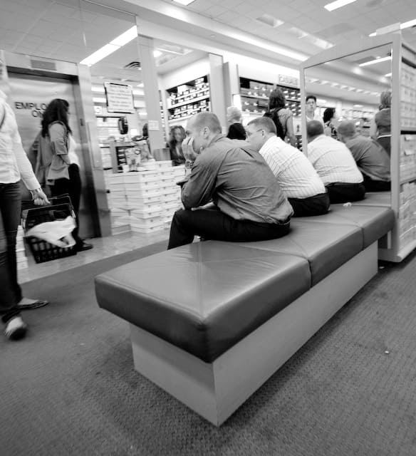 Bored men while their women goes shoe shopping (picture taken with Nikon D80 and Sigma EX 10-20mm f/3,5 DC HSM)