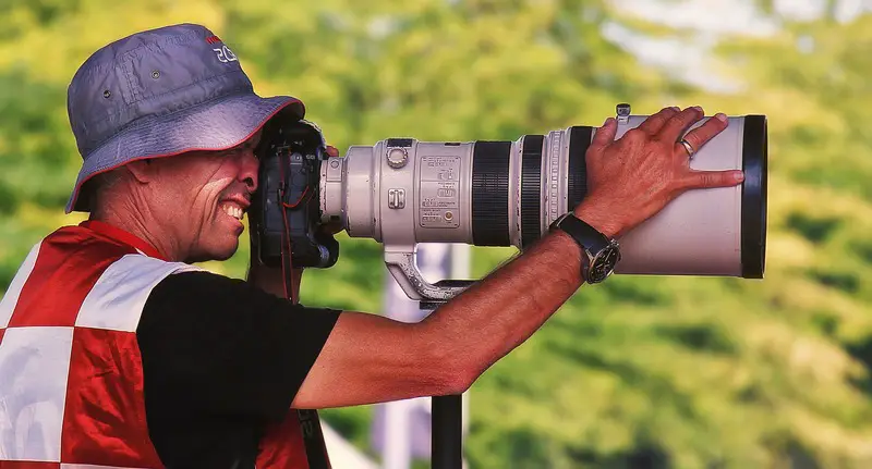 Canon photographer with his Canon EF 400mm f/2,8 IS USM telephoto lens (picture taken with Canon EOS 100D and Canon EF-S 18-135mm f/3,5-5,6 IS STM)